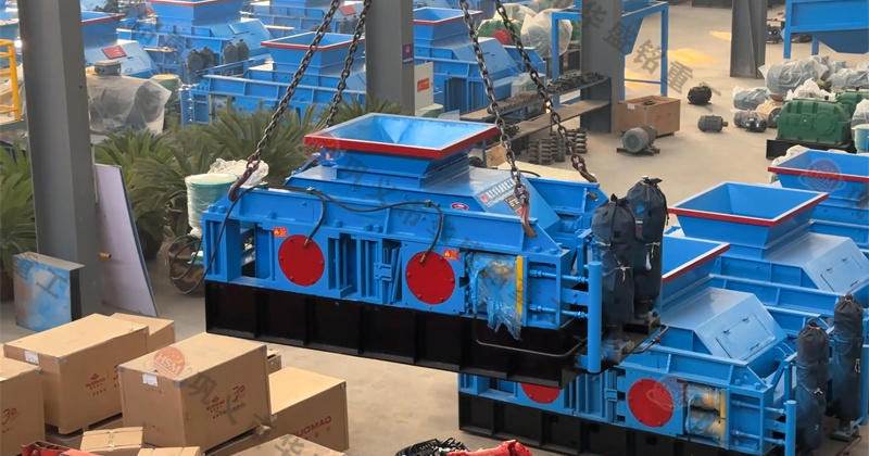 華盛銘液壓對輥機適合鵝卵石制砂，設備型號齊全可參考